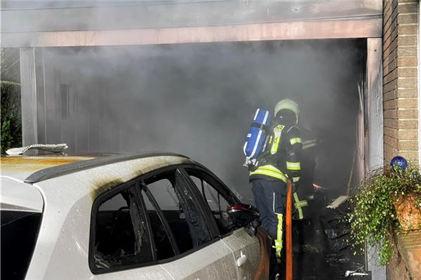 Wittmund: In der Nacht brennen das Carport und das Auto