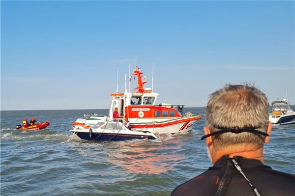 DLRG und DGzRS im gemeinsamen Einsatz für ein havariertes Motorboot vor Langeoog.