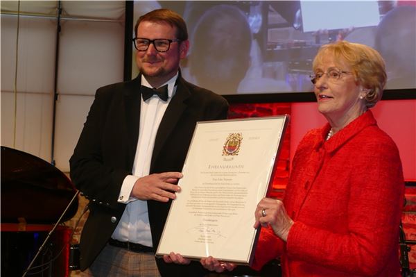 Emden verleiht Eske Nannen als erster Frau die Ehrenbürgerwürde