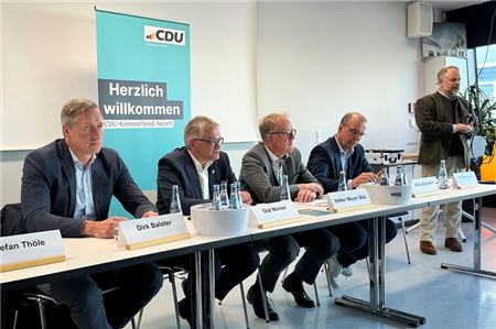 Stellten sich den Fragen des Publikums (v. l.) Dirk Balster, Olaf Meinen, Voker Meyer (sozialpolitischer Sprecher der CDU-Landtagsfraktion), Bodo Bargmann (CDU-Kreistagsfraktion), Moderator Joachim Kleen (Chef der Kreis-CDU).